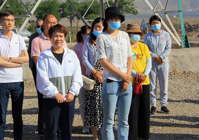 紅果子鎮(zhèn)黨委書記陳筠平、鎮(zhèn)人大主席韓玉蘭蒞臨興康恒潤種植基地觀摩了解情況