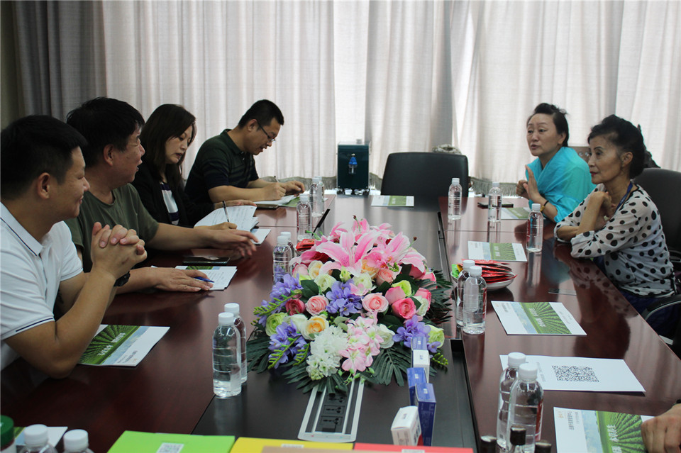 全國銀齡藝術(shù)專業(yè)委員會會長文風(fēng)到岳氏集團(tuán)參觀調(diào)研